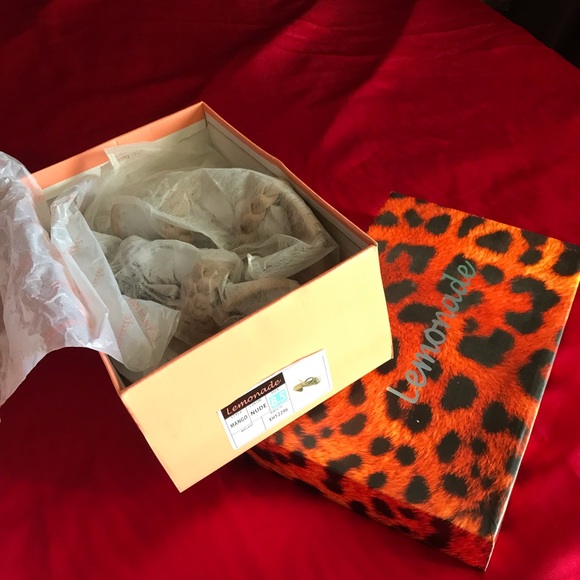 ▪️🖤▪️NWOT▪️🖤▪️STUNNING BEIGE SQUARE - TOED HEEL . . . - Picture 4 of 9